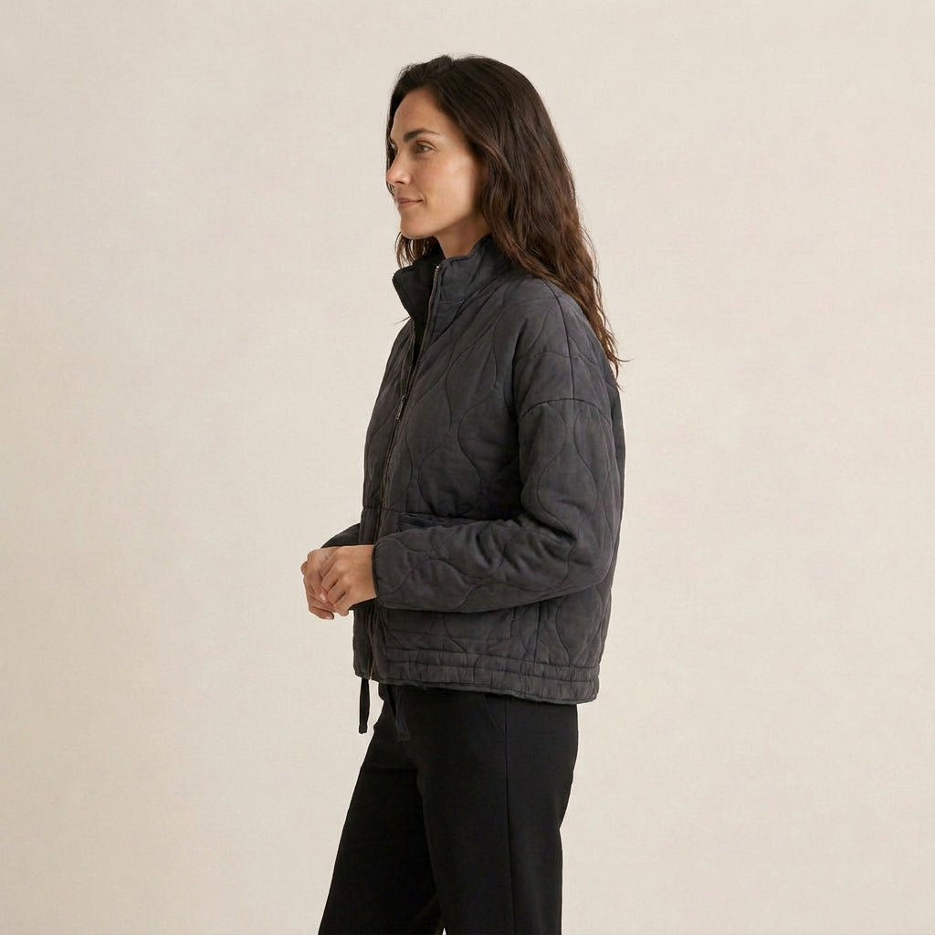 Brígida | Chaqueta Acolchada con Pespunte Ondulado y Cuello Alto
