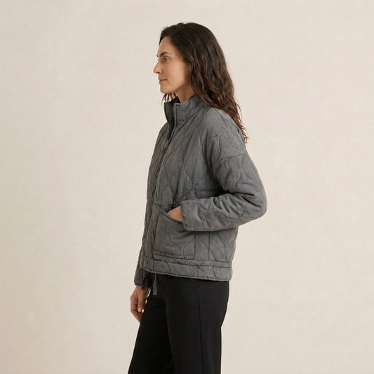 Brígida | Chaqueta Acolchada con Pespunte Ondulado y Cuello Alto