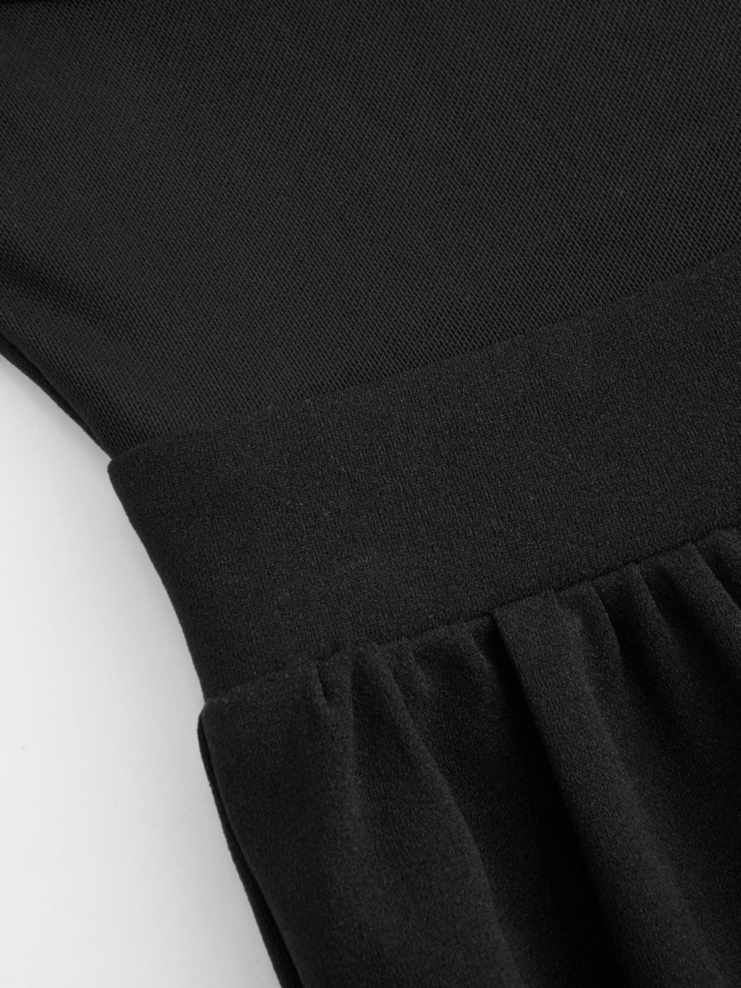 Mono de Pierna Ancha con Cuello Alto y Recortes