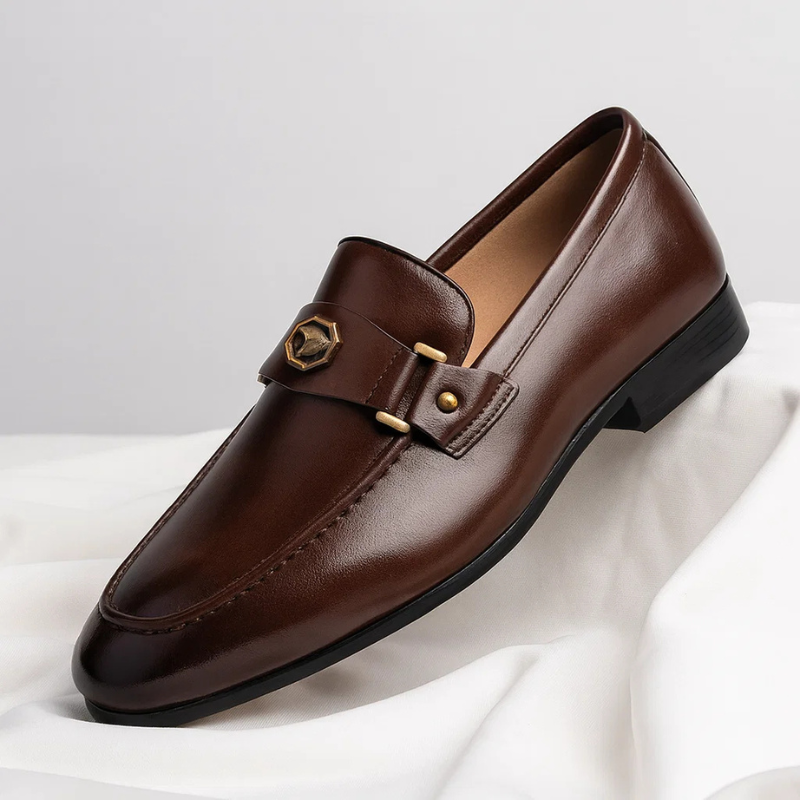 Mocasines hombre efecto piel con detalle metálico
