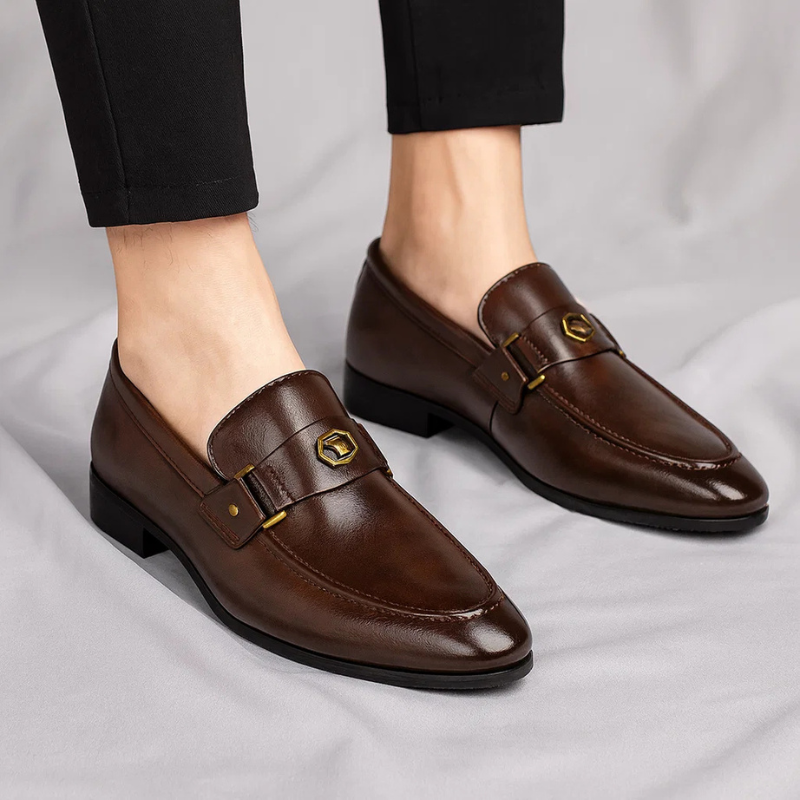 Mocasines hombre efecto piel con detalle metálico