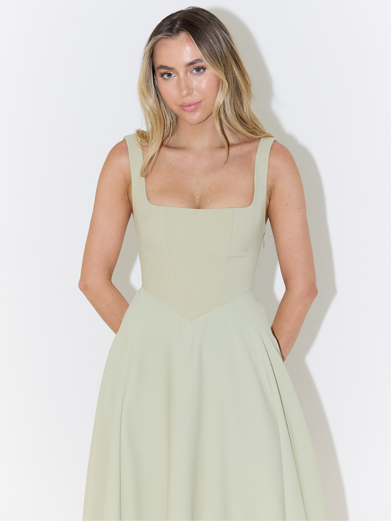 Grace | Vestido Midi Fluido con Escote Cuadrado