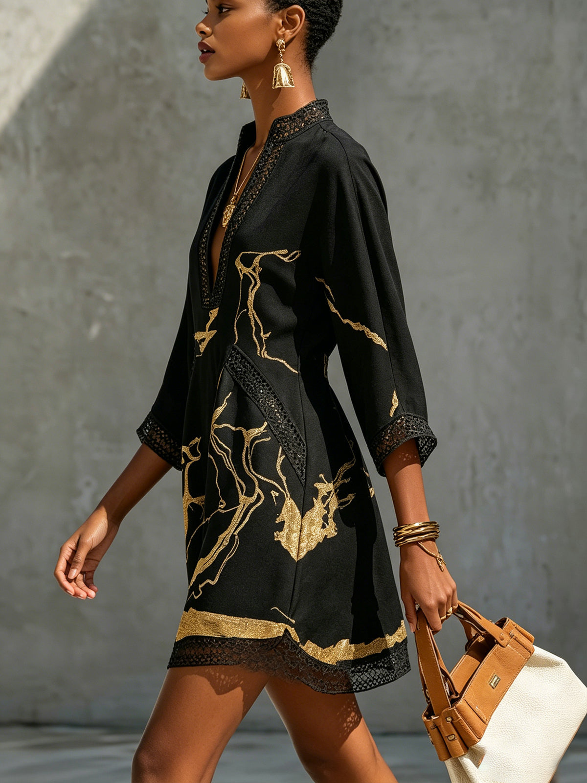 Diana | Vestido Corto Estampado en Negro y Dorado con Escote en V y Encaje de Crochet