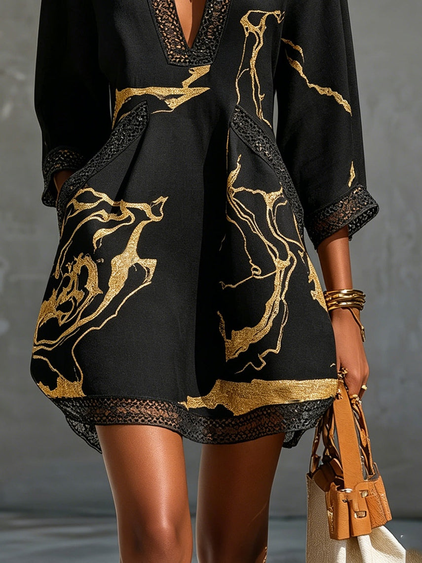 Diana | Vestido Corto Estampado en Negro y Dorado con Escote en V y Encaje de Crochet
