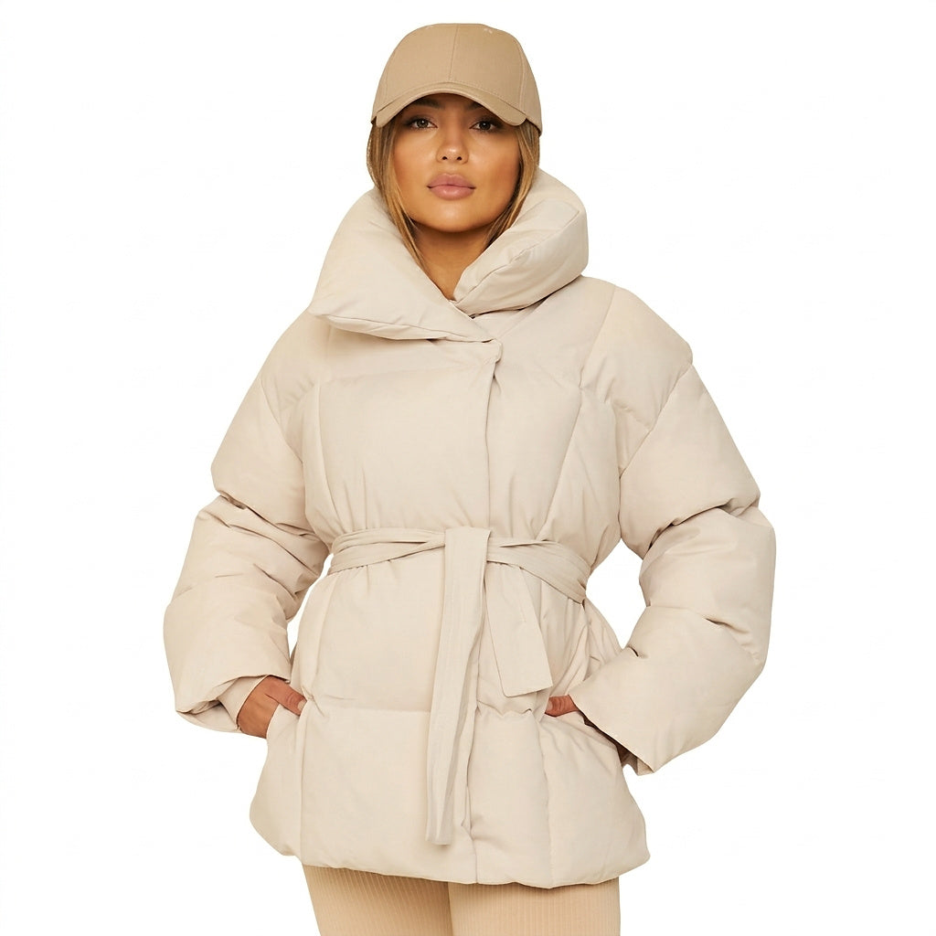 Alfonsina | Chaqueta Acolchada de Mujer con Cinturón y Cuello Alto - Beige
