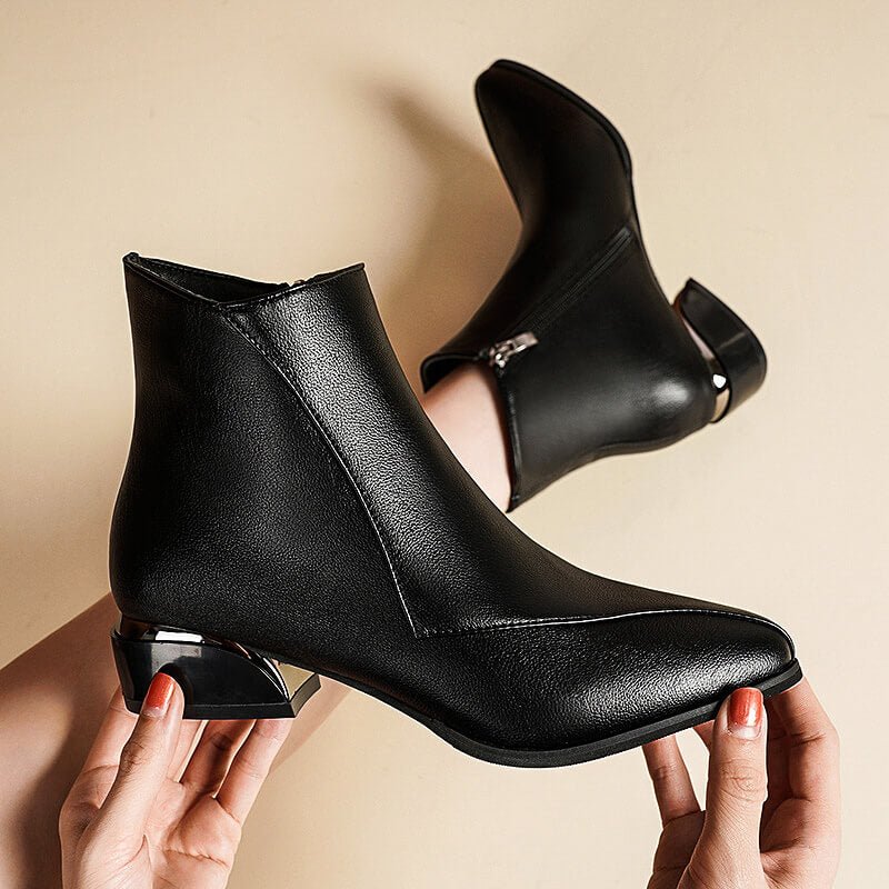 Azahara | Botines Efecto Piel con Punta Fina y Tacón Bajo Metalizado - Negro