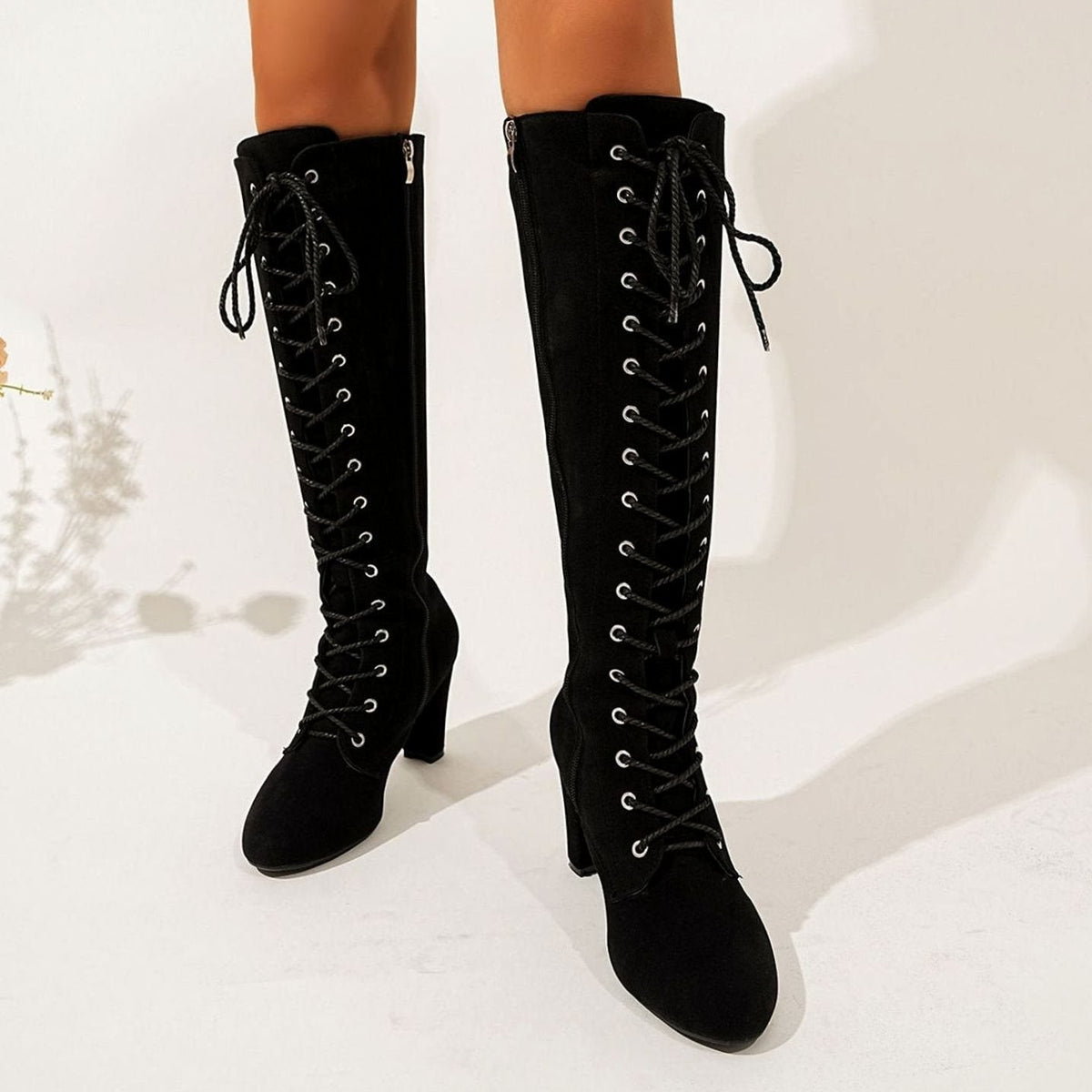 Botas mosqueteras efecto ante con cordones y tacón ancho
