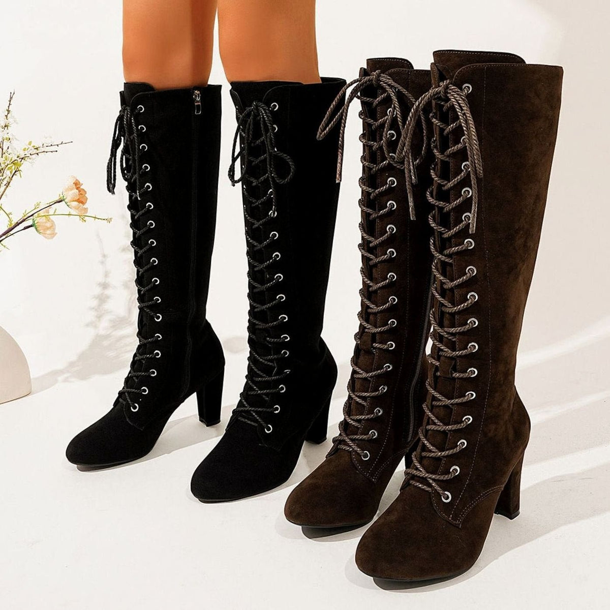 Botas mosqueteras efecto ante con cordones y tacón ancho