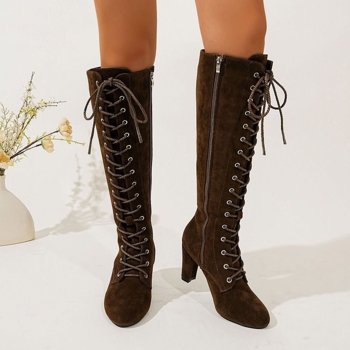 Botas mosqueteras efecto ante con cordones y tacón ancho
