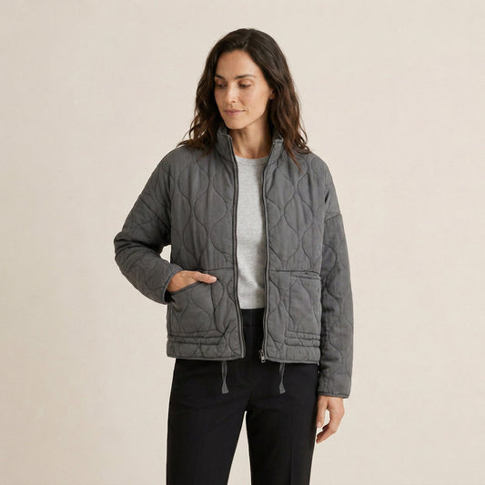Brígida | Chaqueta Acolchada con Pespunte Ondulado y Cuello Alto - Gris
