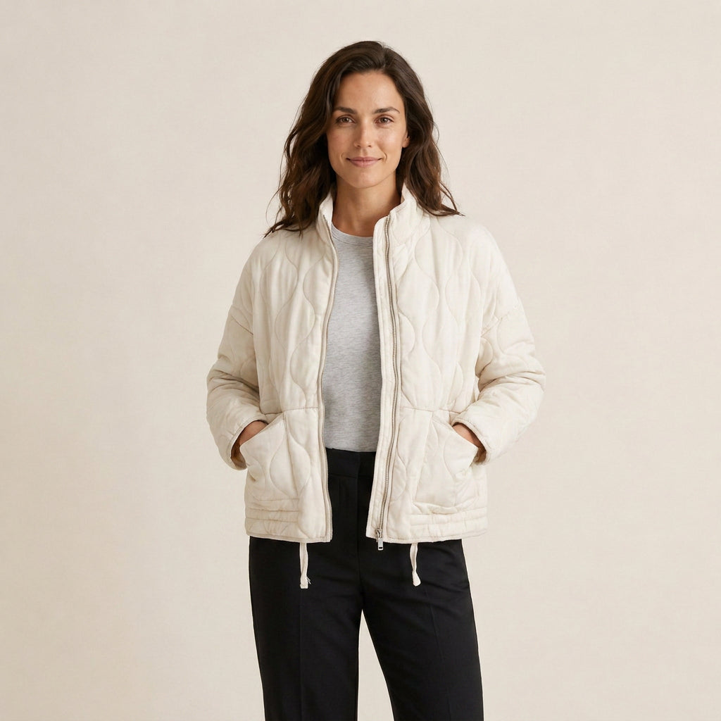 Brígida | Chaqueta Acolchada con Pespunte Ondulado y Cuello Alto - Crema