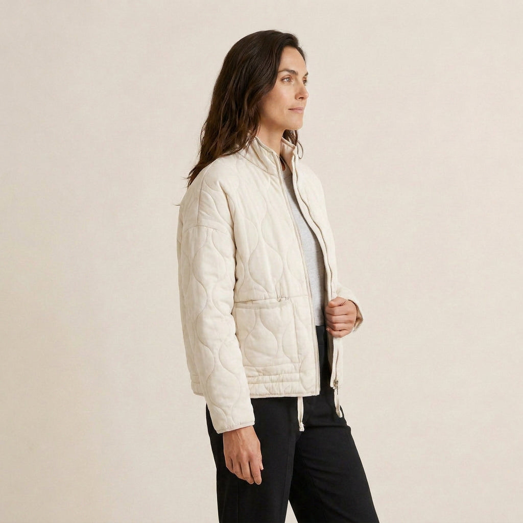 Brígida | Chaqueta Acolchada con Pespunte Ondulado y Cuello Alto