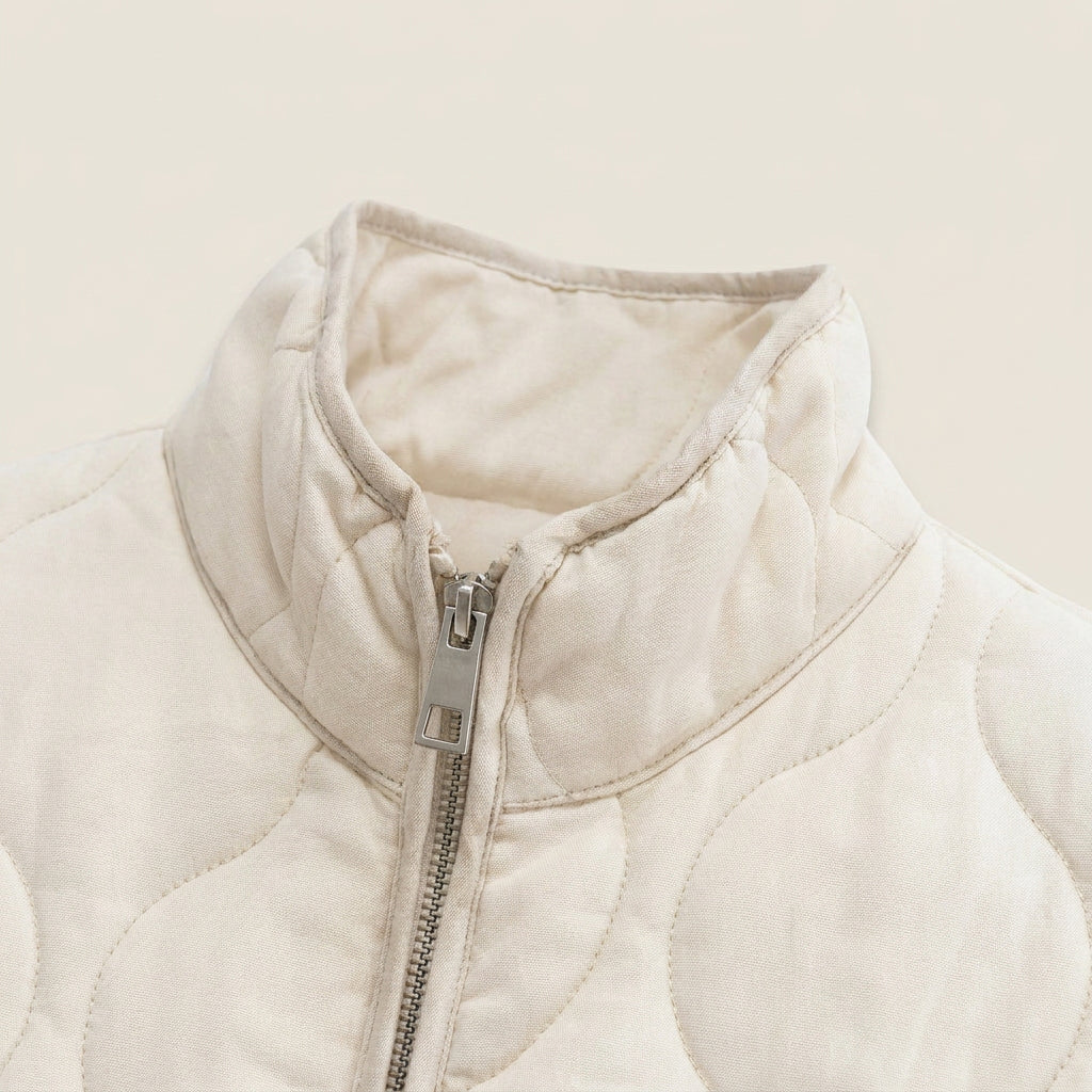 Brígida | Chaqueta Acolchada con Pespunte Ondulado y Cuello Alto