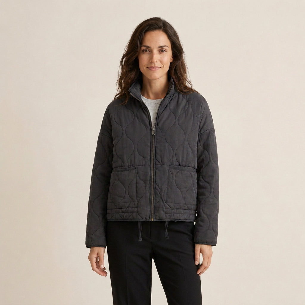 Brígida | Chaqueta Acolchada con Pespunte Ondulado y Cuello Alto - Negro