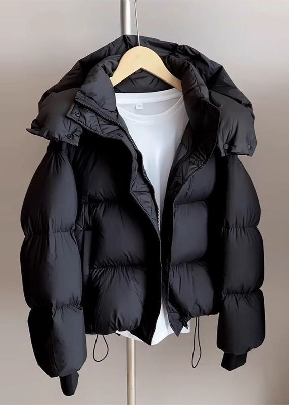 Caridad | Chaqueta Acolchada Corta con Capucha y Bajo Ajustable para Mujer - Negro