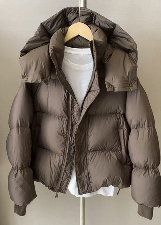 Caridad | Chaqueta Acolchada Corta con Capucha y Bajo Ajustable para Mujer - Marrón