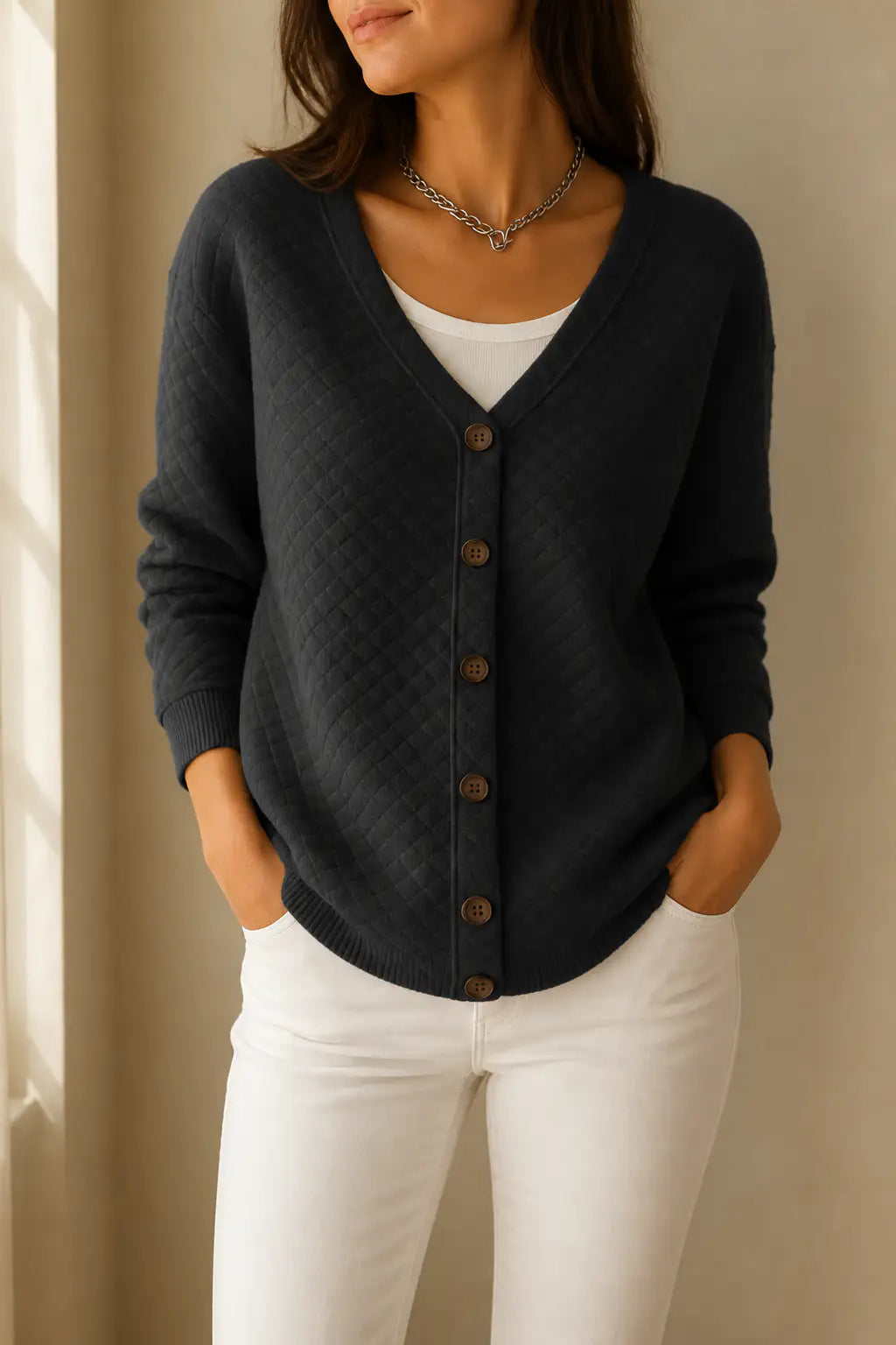 Casandra | Cárdigan Acolchado de Rombos con Botones y Cuello de Pico - Negro