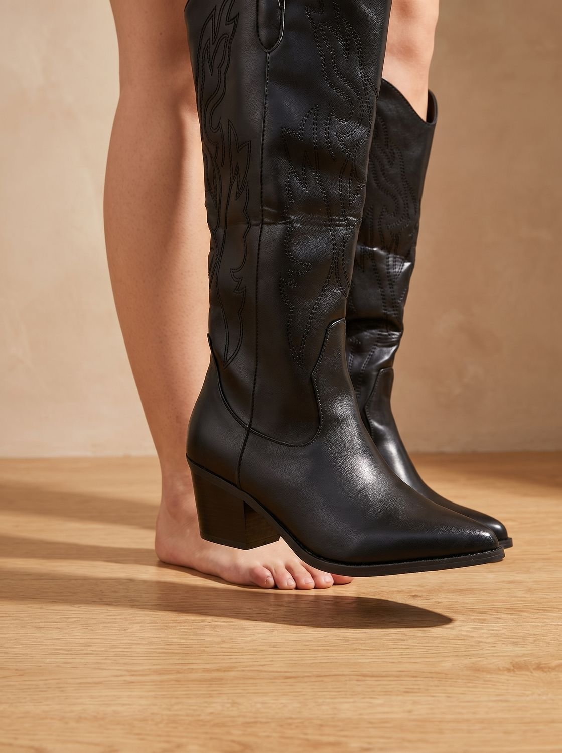 Estrella | Botas Cowboy Altas Bordadas de Caña Ancha con Tacón