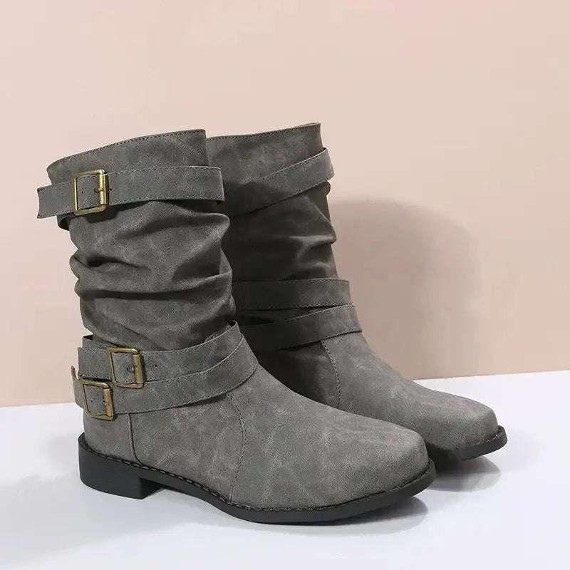 Fátima | Botas Planas Retro Efecto Piel con Hebillas y Caña Fruncida - Gris