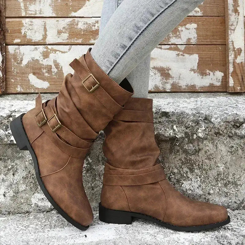 Fátima | Botas Planas Retro Efecto Piel con Hebillas y Caña Fruncida