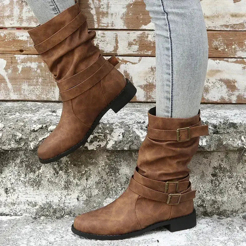 Fátima | Botas Planas Retro Efecto Piel con Hebillas y Caña Fruncida