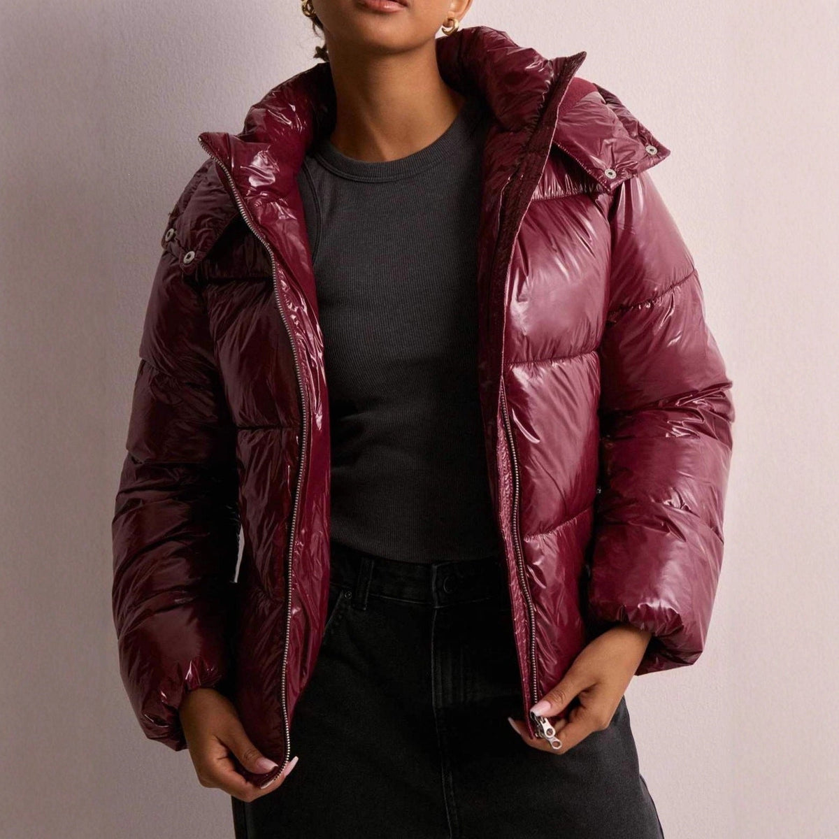 Gabriela | Chaqueta Puffer Brillante con Capucha Ajustable y Bolsillos con Cremallera