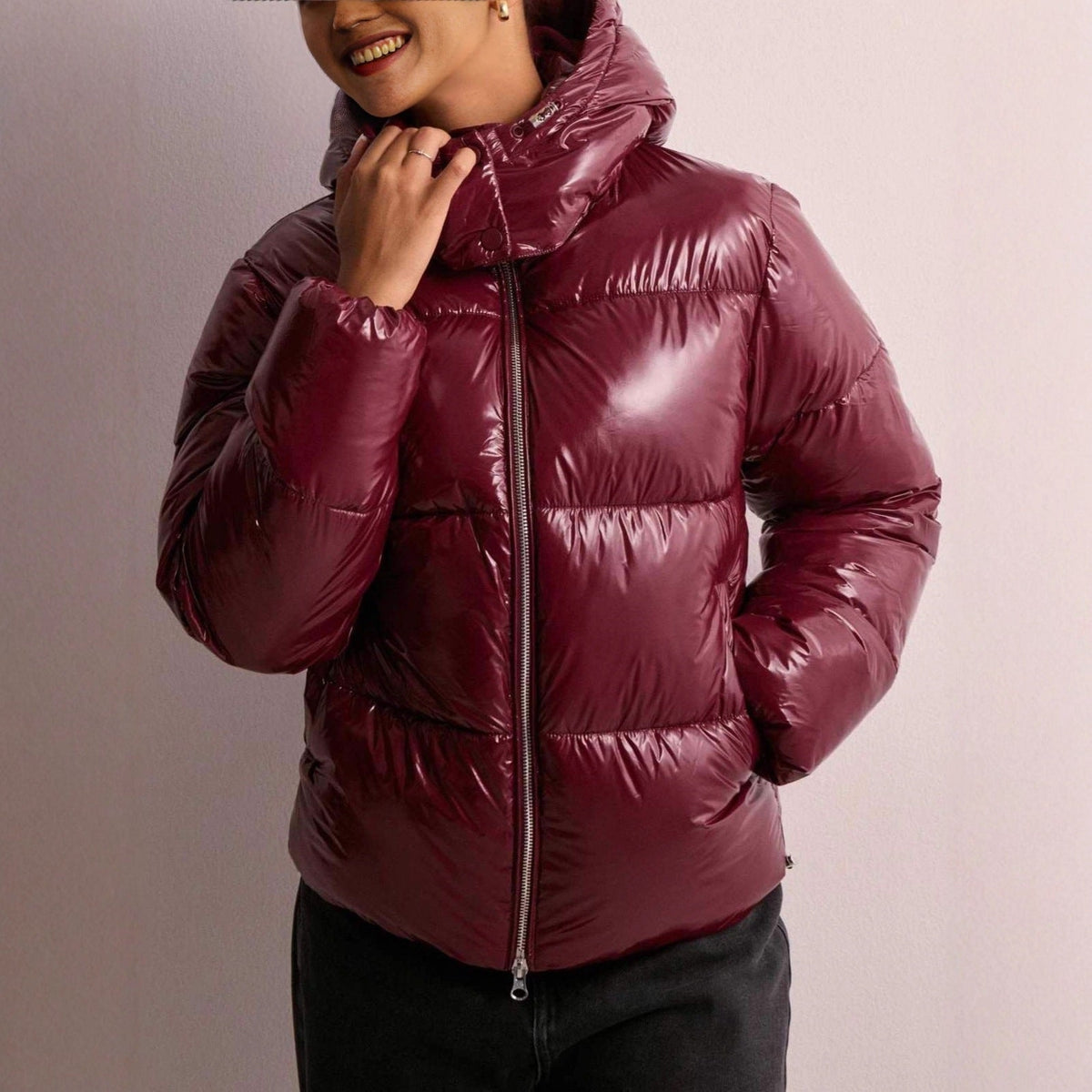 Gabriela | Chaqueta Puffer Brillante con Capucha Ajustable y Bolsillos con Cremallera