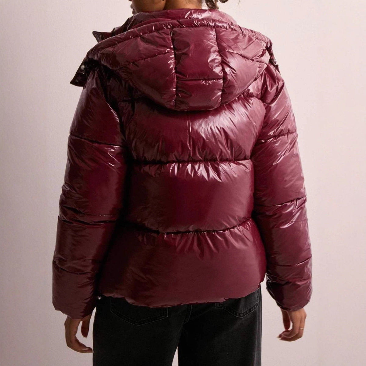 Gabriela | Chaqueta Puffer Brillante con Capucha Ajustable y Bolsillos con Cremallera