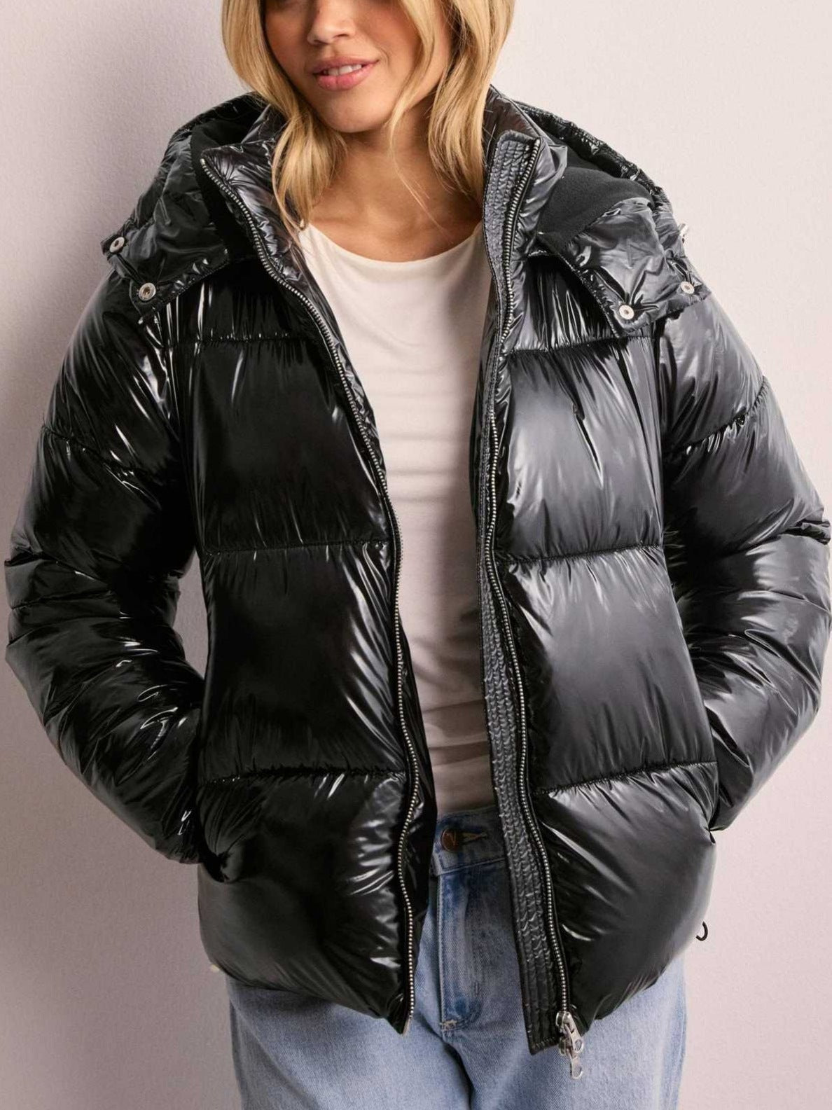 Gabriela | Chaqueta Puffer Brillante con Capucha Ajustable y Bolsillos con Cremallera - Negro