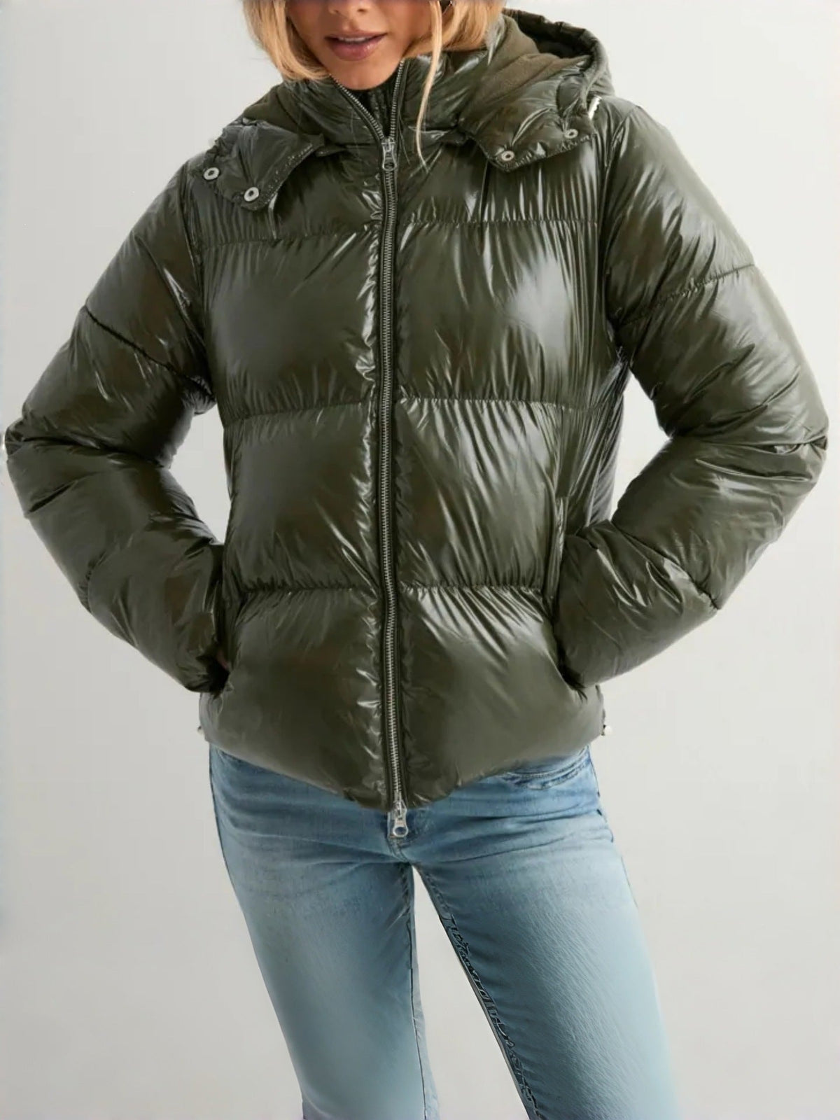 Gabriela | Chaqueta Puffer Brillante con Capucha Ajustable y Bolsillos con Cremallera - Verde oliva