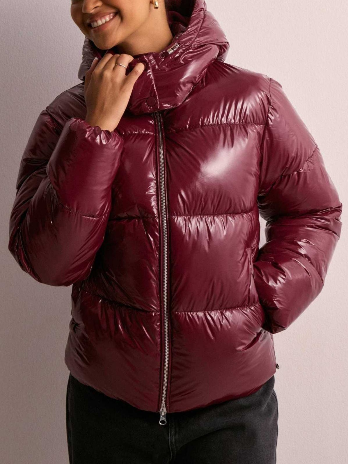 Gabriela | Chaqueta Puffer Brillante con Capucha Ajustable y Bolsillos con Cremallera - Burdeos