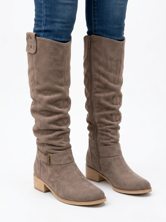Gimena | Botas Altas Efecto Ante con Caña Fruncida y Hebilla - Gris topo