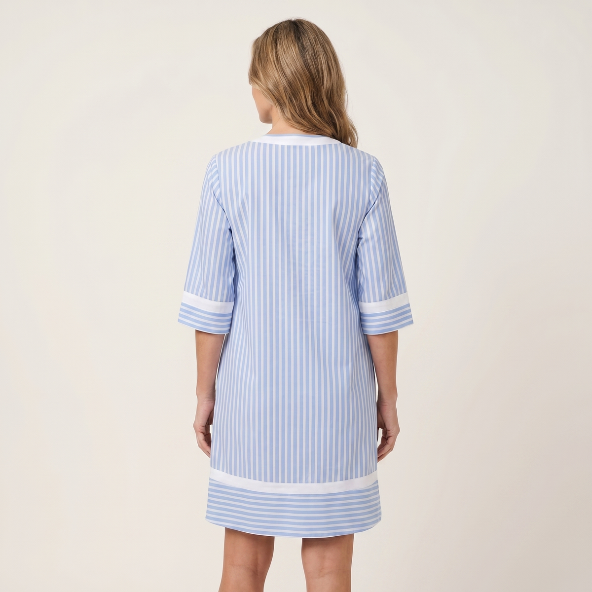 Sanina | Vestido Recto de Algodón con Cuello en V, Rayas y Ribete de Contraste