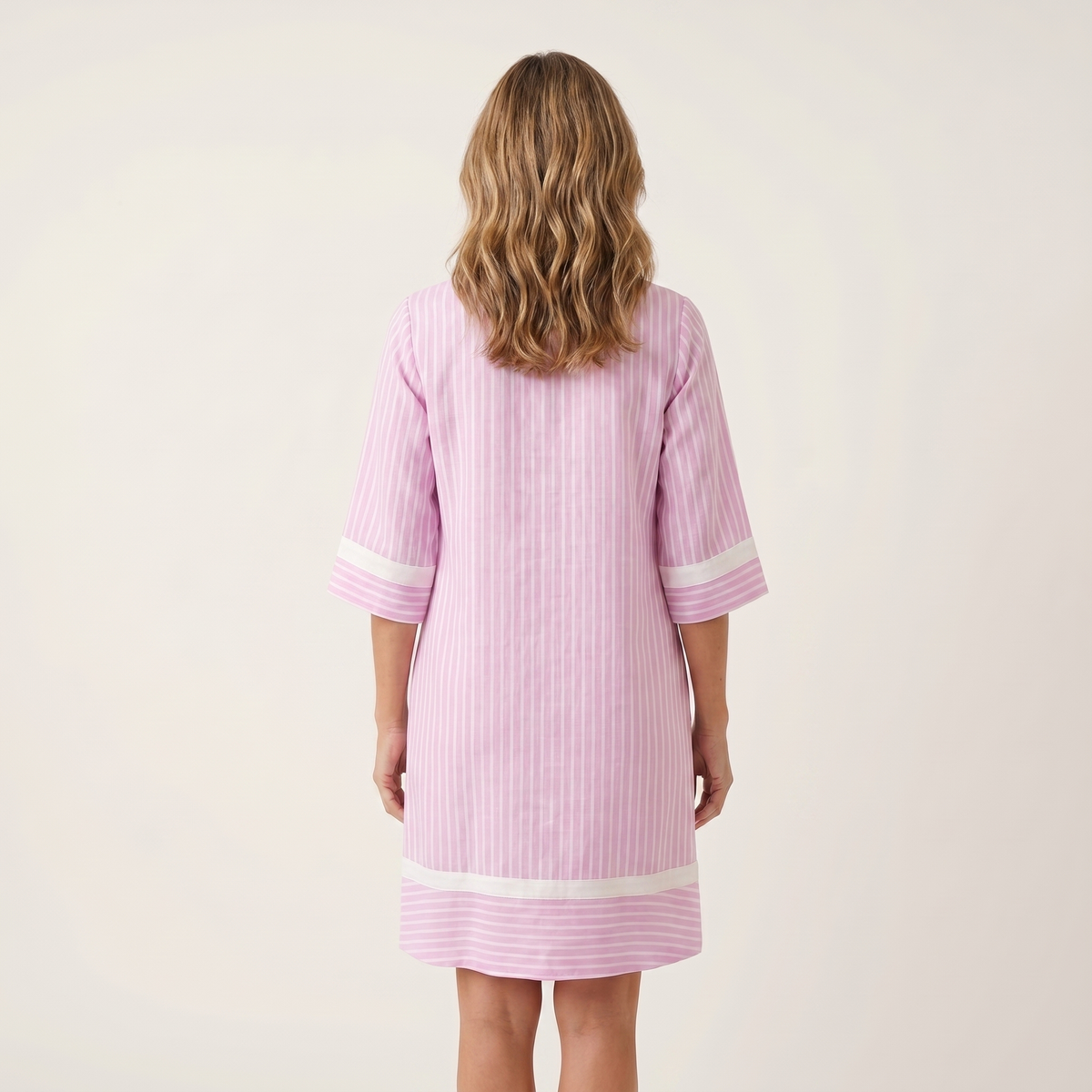 Sanina | Vestido Recto de Algodón con Cuello en V, Rayas y Ribete de Contraste