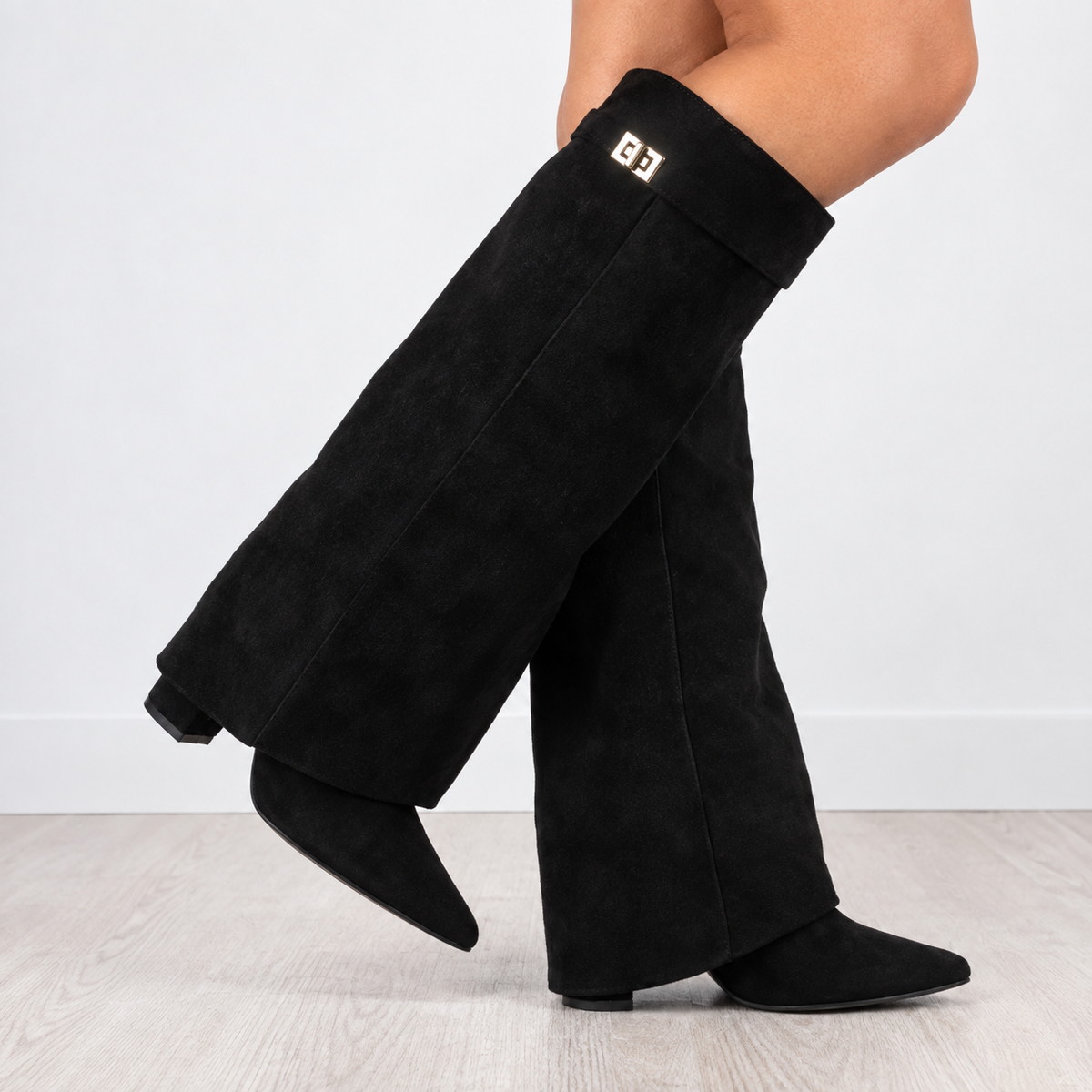 Idoia | Botas Altas de Punta con Caña Doblada y Detalle Metálico - Negro efecto ante