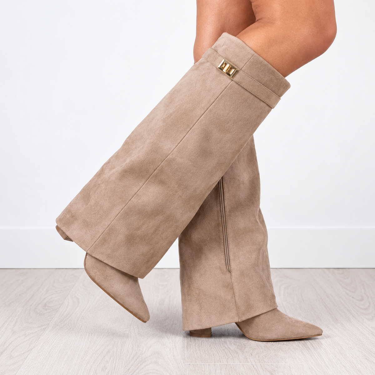 Idoia | Botas Altas de Punta con Caña Doblada y Detalle Metálico - Beige