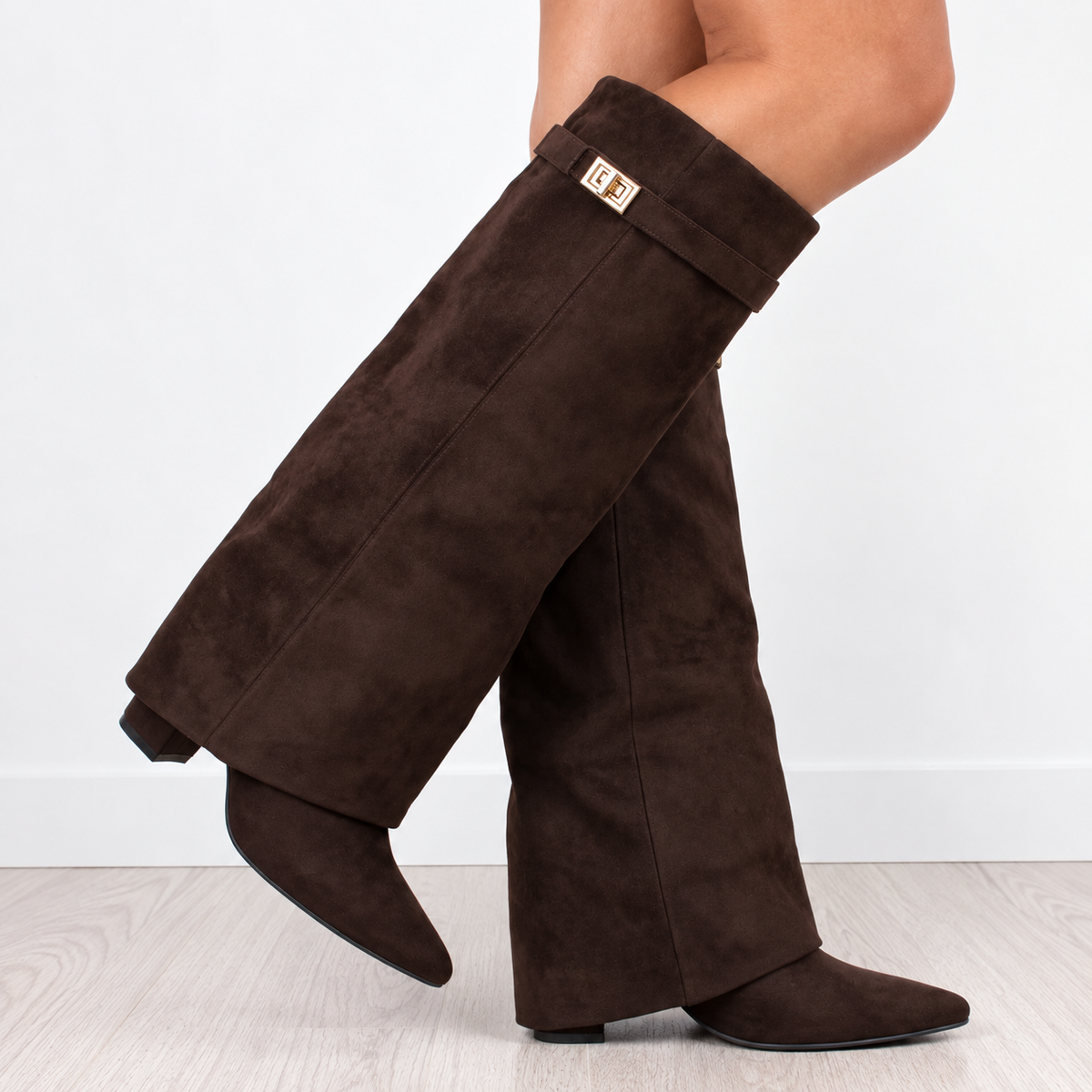 Idoia | Botas Altas de Punta con Caña Doblada y Detalle Metálico - Marrón