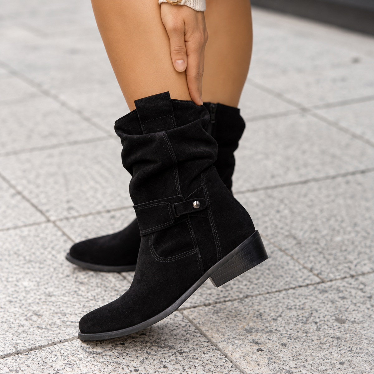 Jovita | Botines Slouch Efecto Ante con Tira y Cremallera Lateral - Negro