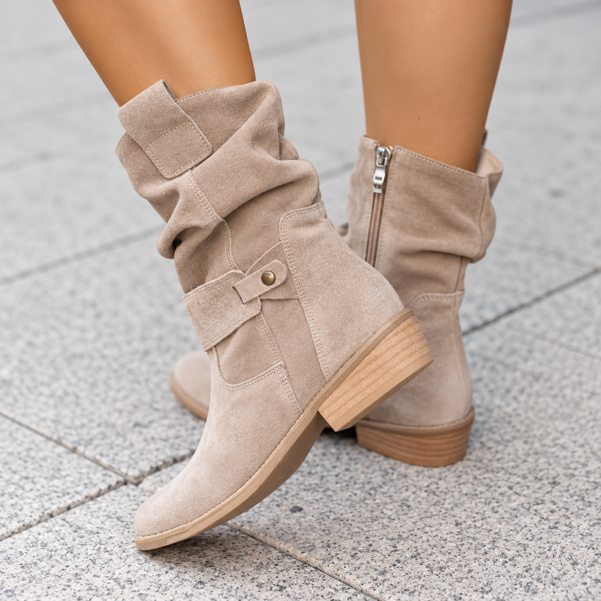 Jovita | Botines Slouch Efecto Ante con Tira y Cremallera Lateral - Beige