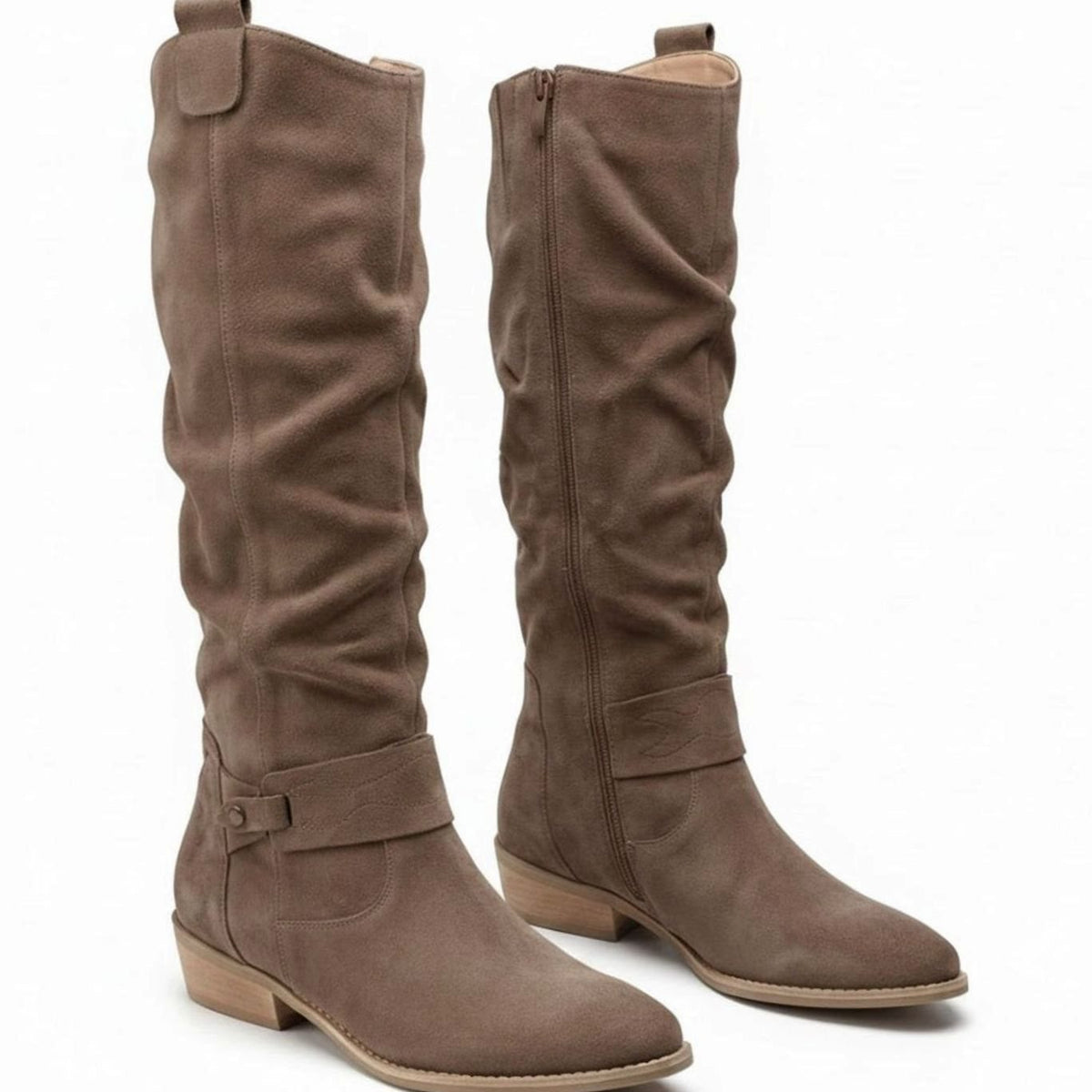 Lupe | Botas Altas Slouch Efecto Ante con Tira al Tobillo y Tacón Bajo - Topo