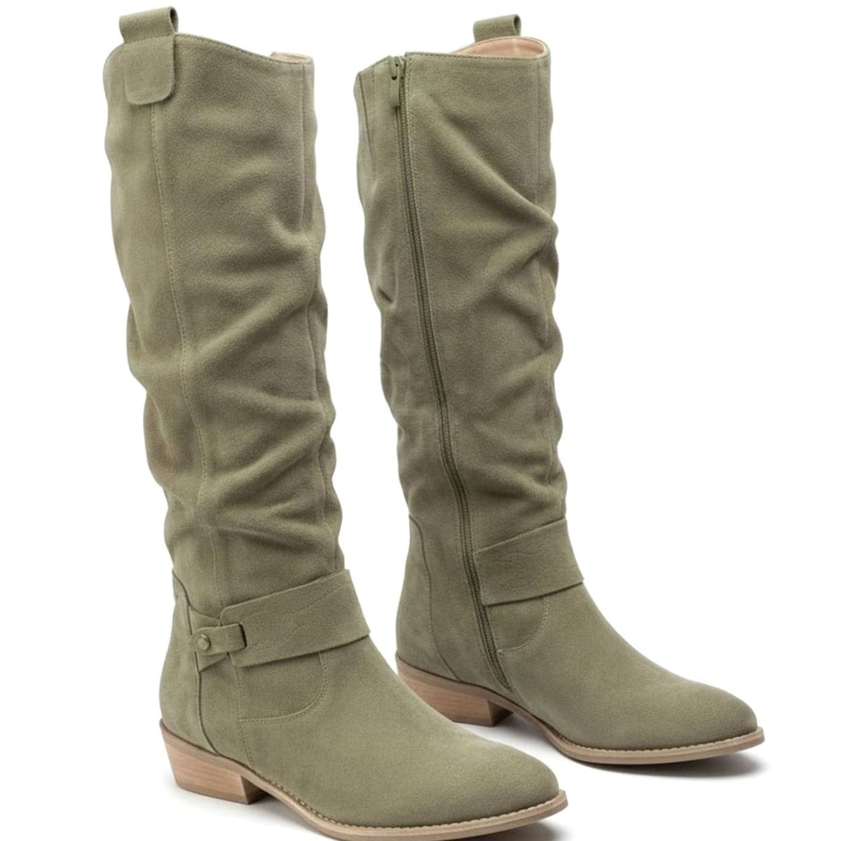 Lupe | Botas Altas Slouch Efecto Ante con Tira al Tobillo y Tacón Bajo - Verde oliva