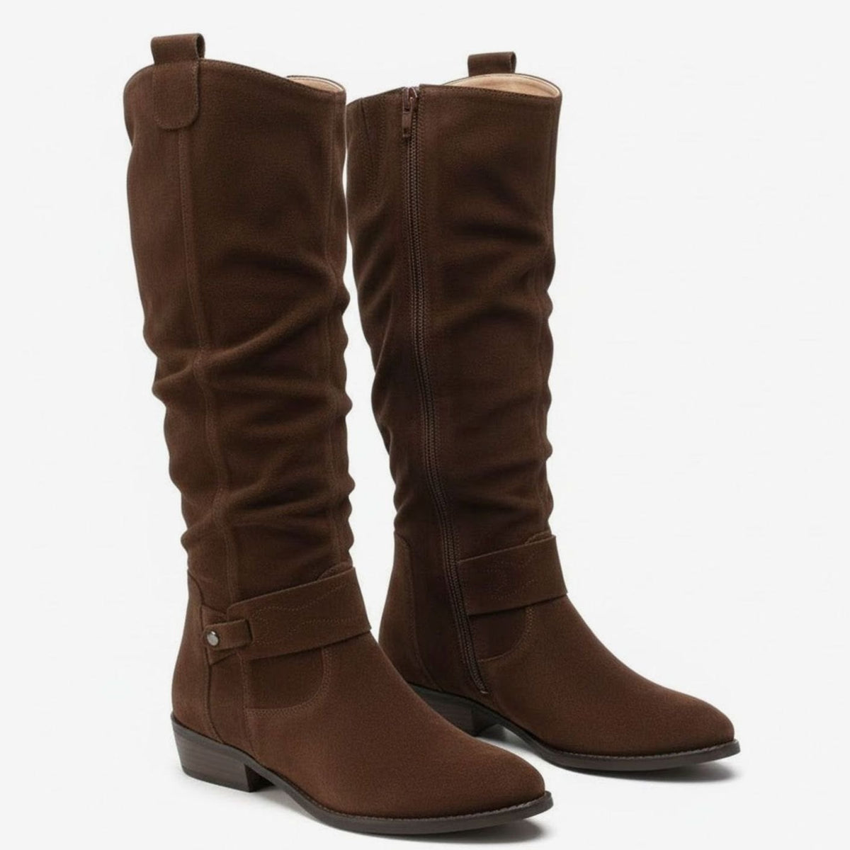 Lupe | Botas Altas Slouch Efecto Ante con Tira al Tobillo y Tacón Bajo - Marrón oscuro