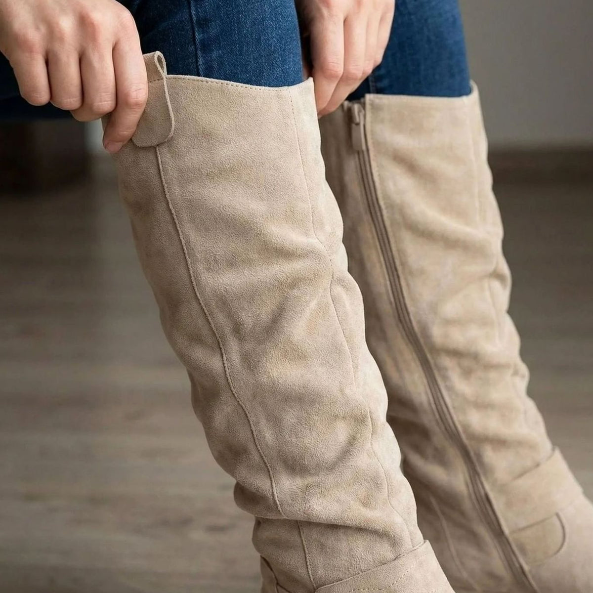 Lupe | Botas Altas Slouch Efecto Ante con Tira al Tobillo y Tacón Bajo
