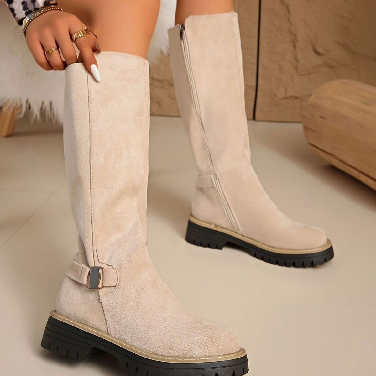 Obdulia | Botas Altas Efecto Ante con Hebilla y Suela Dentada - Crudo