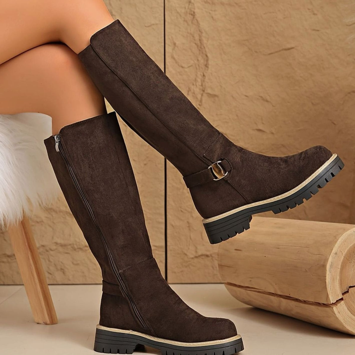Obdulia | Botas Altas Efecto Ante con Hebilla y Suela Dentada - Chocolate