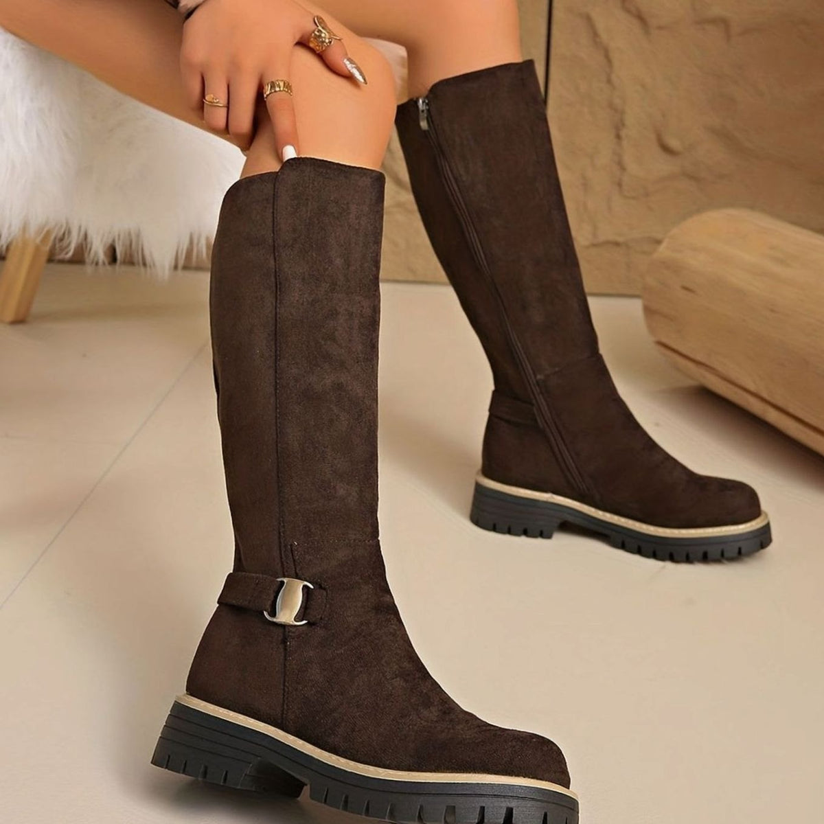 Obdulia | Botas Altas Efecto Ante con Hebilla y Suela Dentada