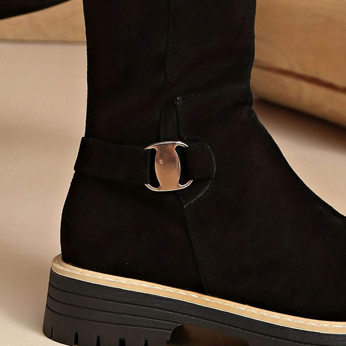 Obdulia | Botas Altas Efecto Ante con Hebilla y Suela Dentada