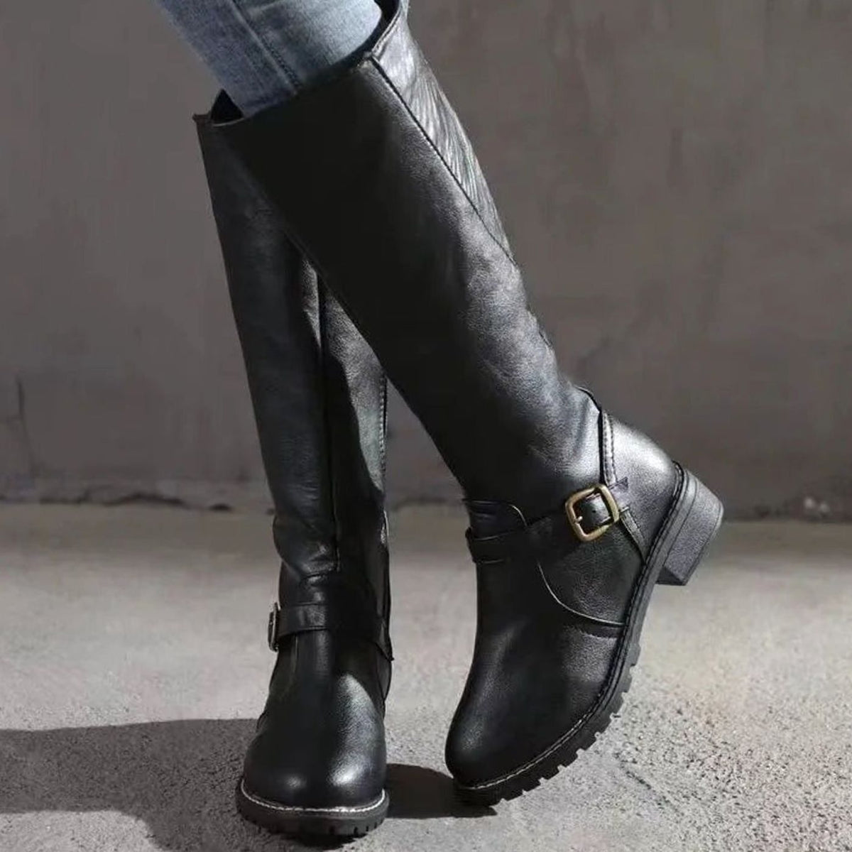 Paca | Botas Altas Efecto Piel con Hebilla y Tacón Bajo
