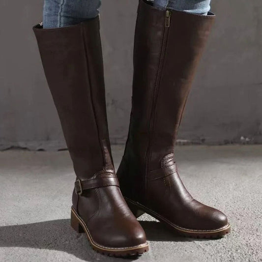 Paca | Botas Altas Efecto Piel con Hebilla y Tacón Bajo - Marrón oscuro
