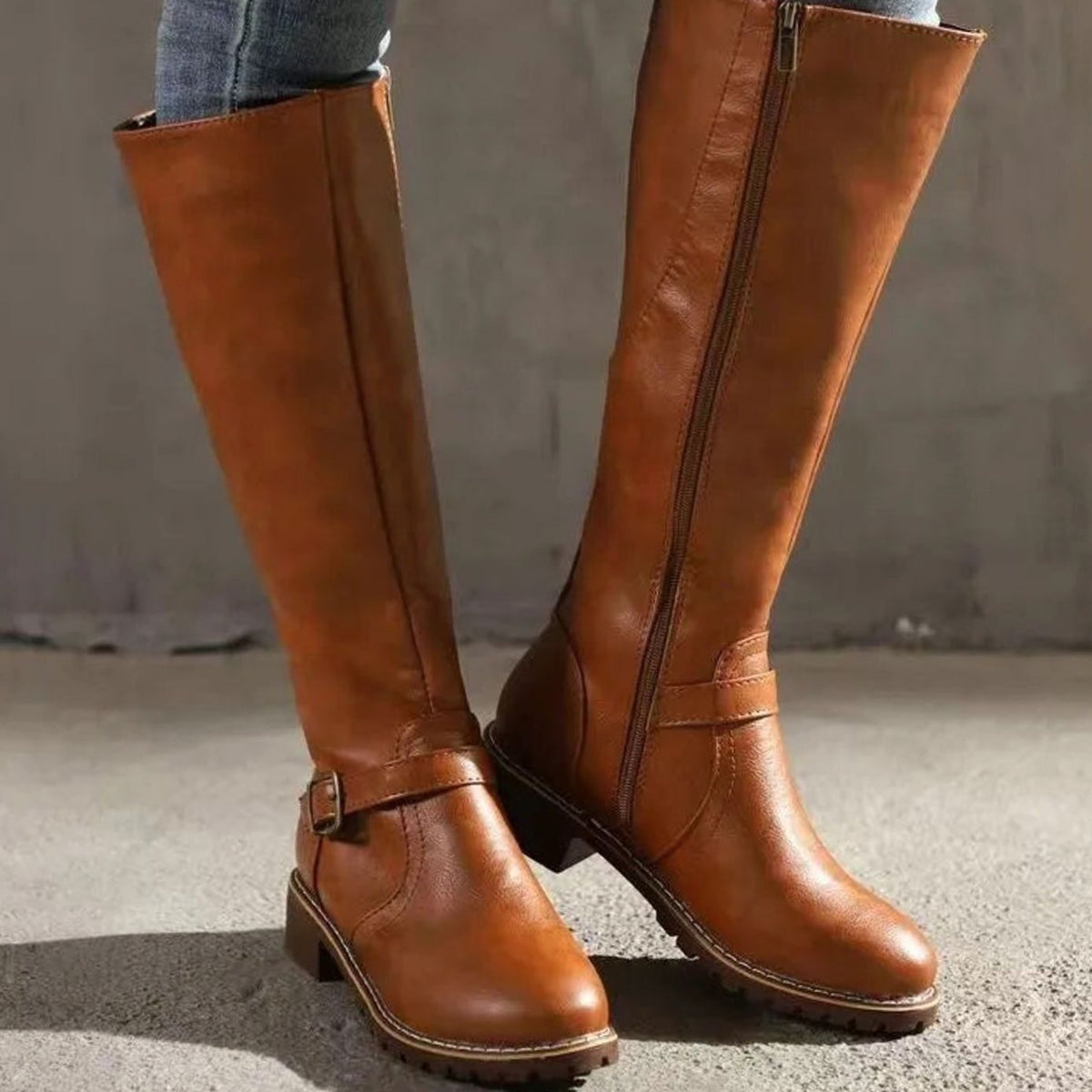 Paca | Botas Altas Efecto Piel con Hebilla y Tacón Bajo - Marrón claro